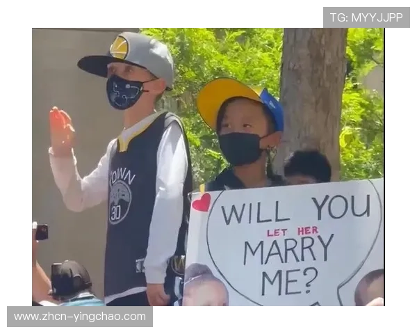 尼斯小球迷举牌支持主队, despite 球队落后感动现场 尼斯小球迷举牌支持主队, despite 球队落后感动现场